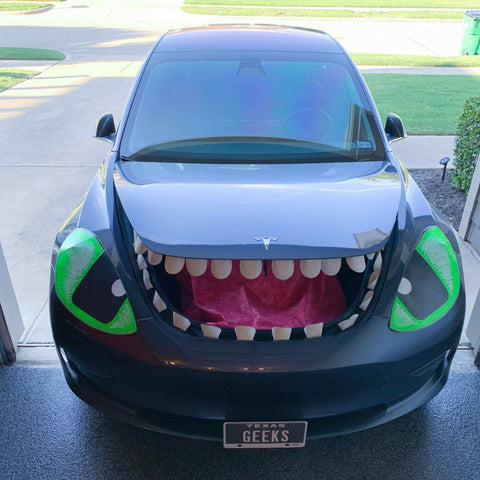 A check with the eyes and teeth in place on Toothless the Tesla.
