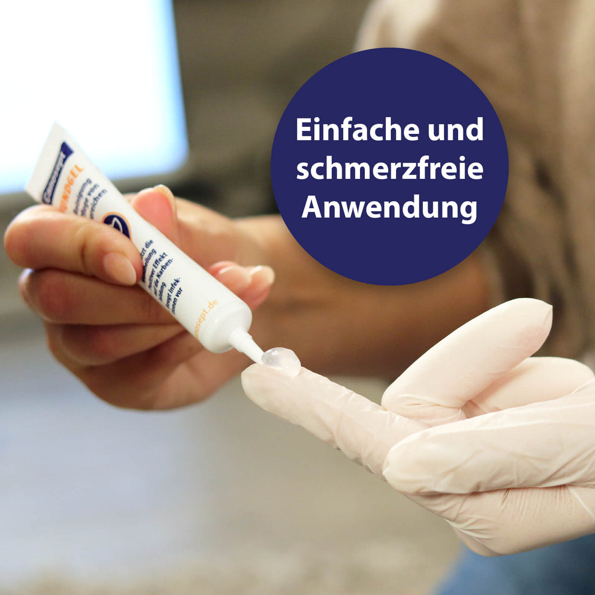 Wundgel wird auf Finger aufgetragen mit der Schrift 