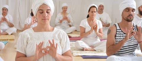 El nombre de Kundalini Yoga significa Yoga de la energía. 
