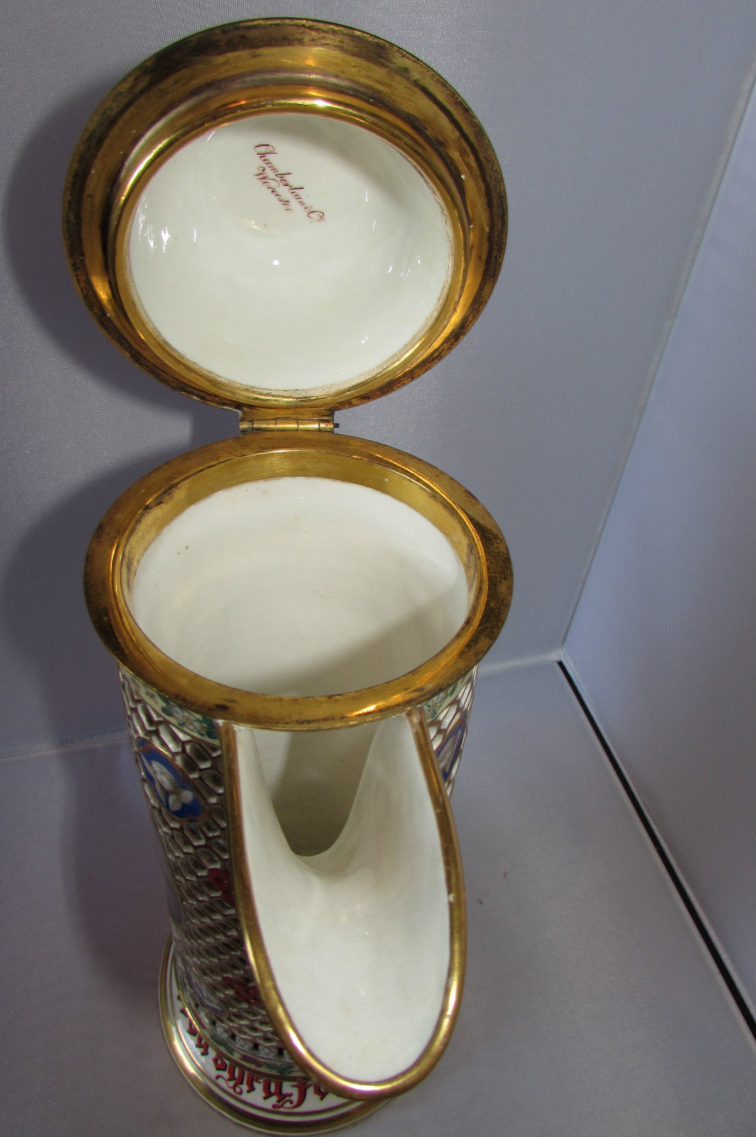 ウースターの代表作　飾り穴デザインの聖体拝壺