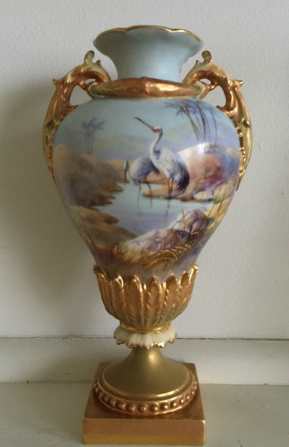 ロイヤル・ウースターのコウノトリが手描きで描かれたウィリアム・ポウェルのサインが入った花瓶