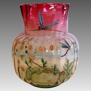 フランス製　ルグラ　アートガラス　花瓶　ルビナヴェルデ　薄い緑から深いクランベリー色　手描きのエナメル　トンボと花　１８８５～１８９０