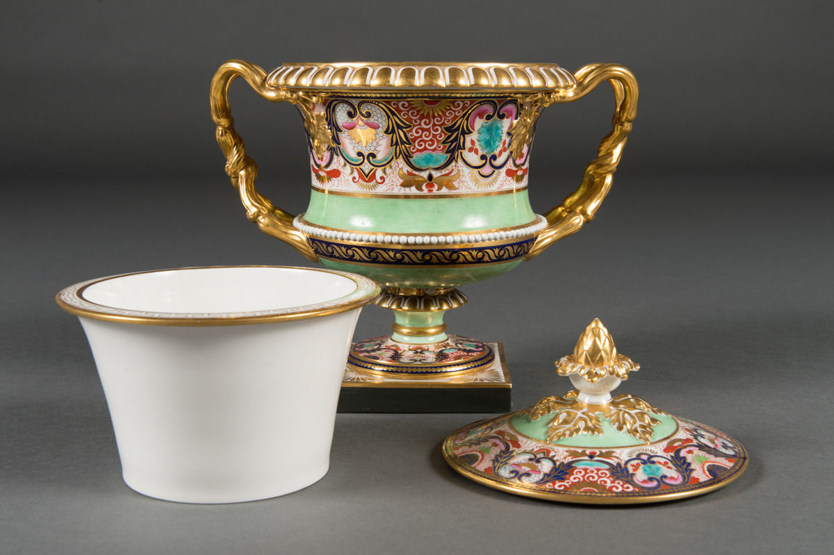 フライト・バー＆バー・ウースター・ポーセリン（Flight, Barr&Barr Worcester Porcelain）の花瓶とウォリック（Warwick)の花瓶型のカバー