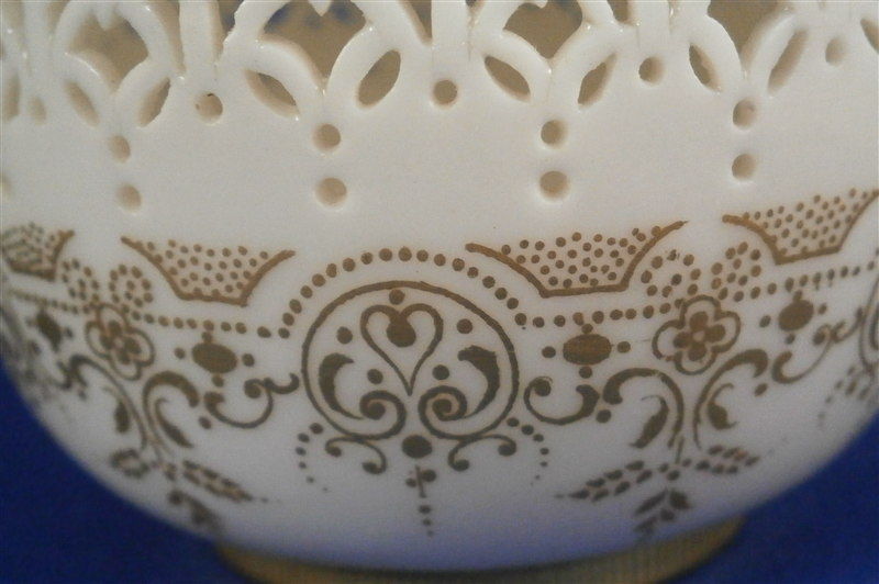 ウースター・ポーセリンとジョージ・オーウェンのサインが入った希少な網目状のデザインと金箔の貼られた花瓶