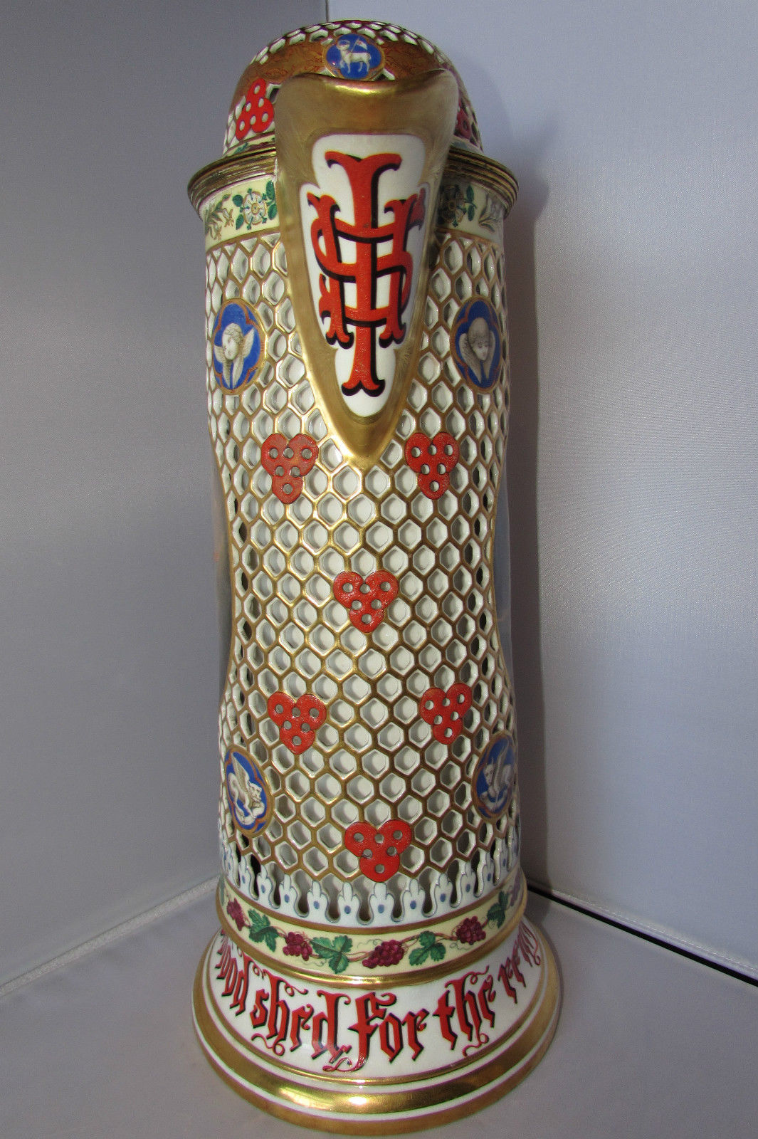 ウースターの代表作　飾り穴デザインの聖体拝壺