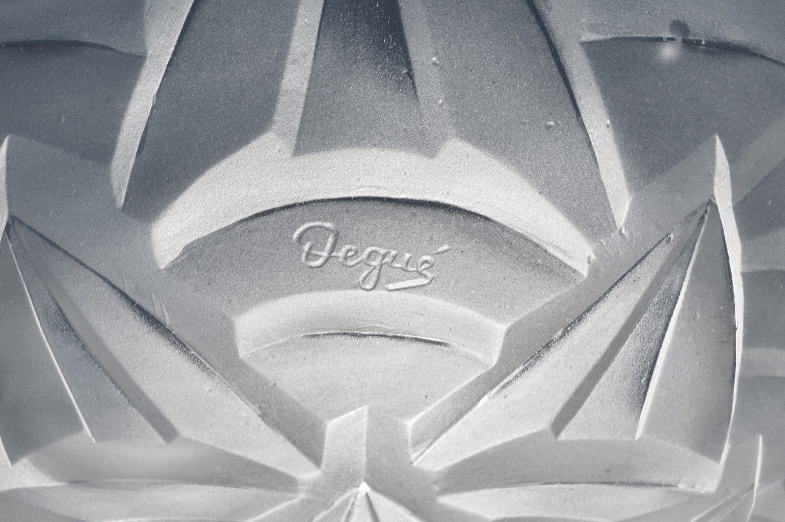 ドュゲ（Degue）幾何学模様のアンティーク照明 ペンダントシャンデリアのサイン
