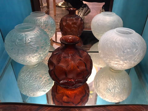 アンティークテーブルウェア　店頭で飾っているルネラリックの花瓶