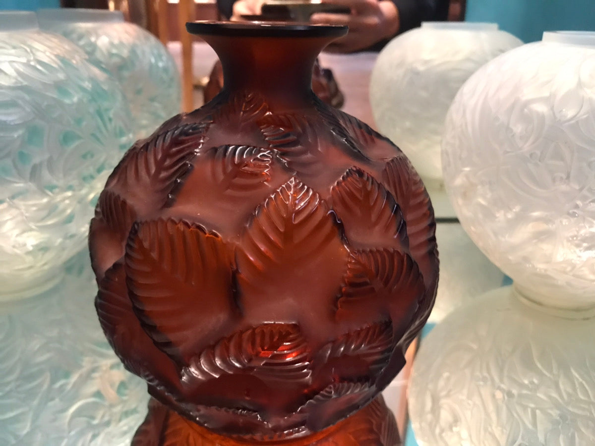 アンティークテーブルウェア　店頭で飾っているルネラリックの枯葉の花瓶