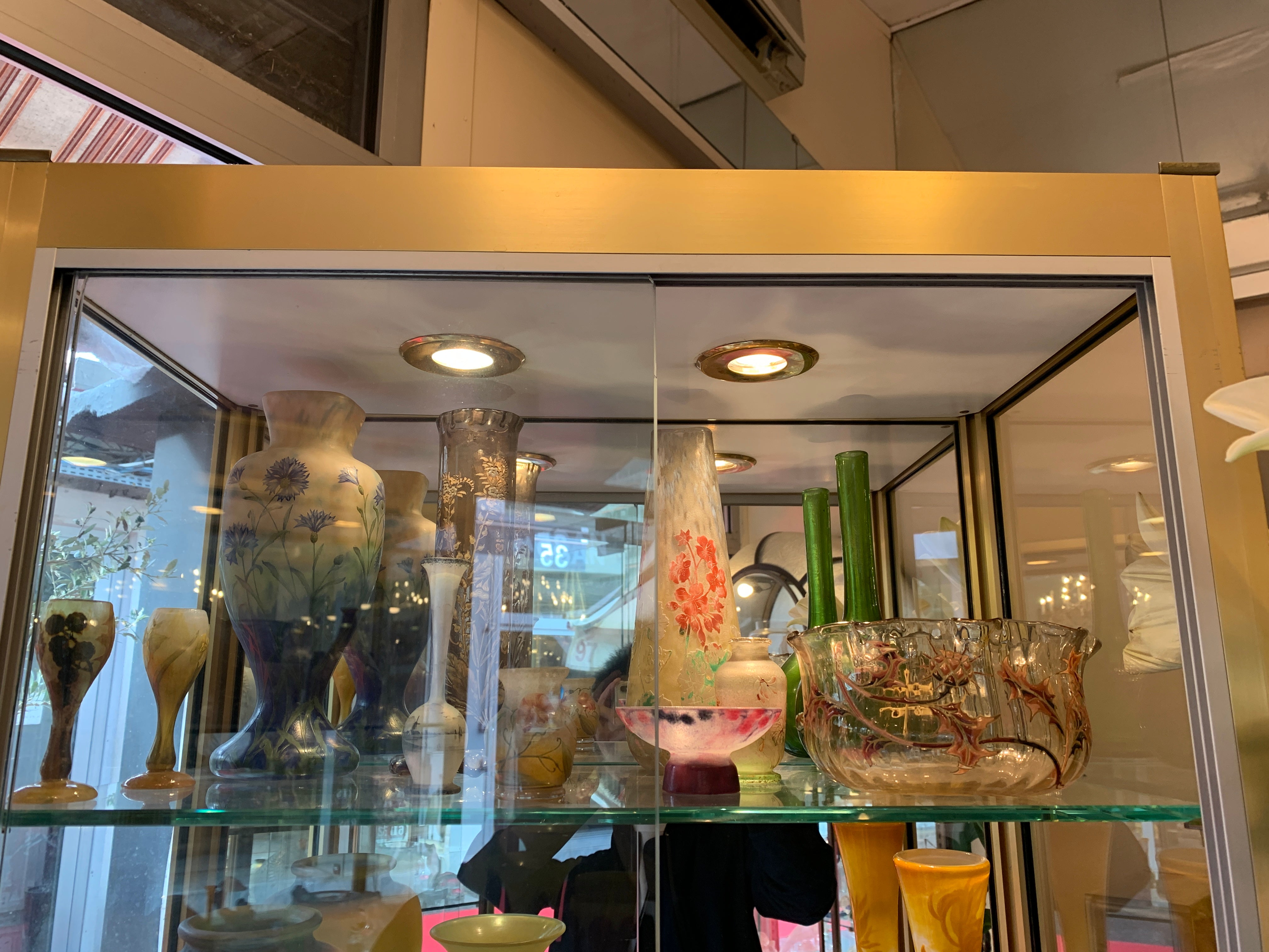 フランス クリニャンクールでエミールガレのアザミの花瓶を仕入れる際に店頭に並んでいた時の写真