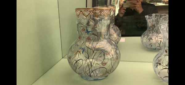 エコールドナンシー美術館に飾ってあるエミールガレの初期作品の花瓶