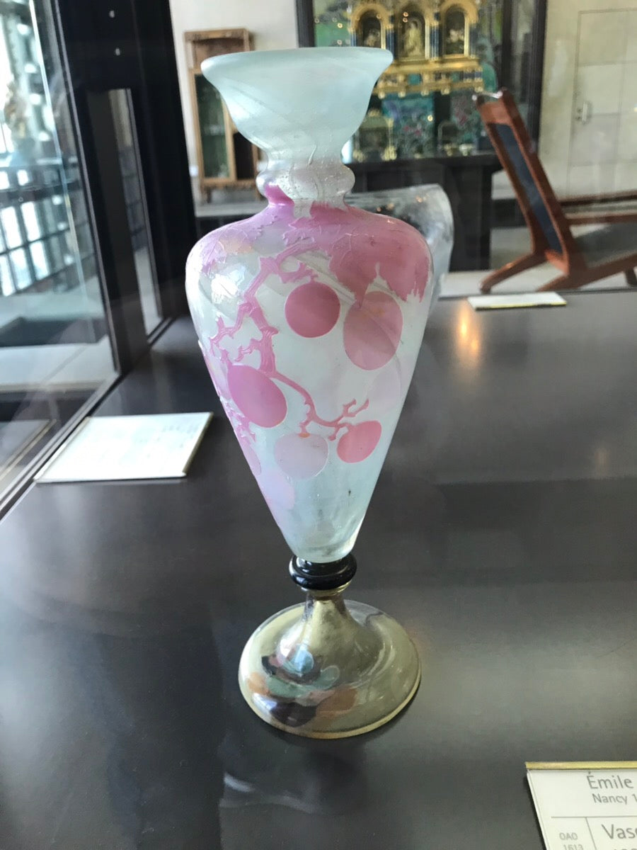 オルセー美術館　エミールガレの作ったスグリの花の花瓶