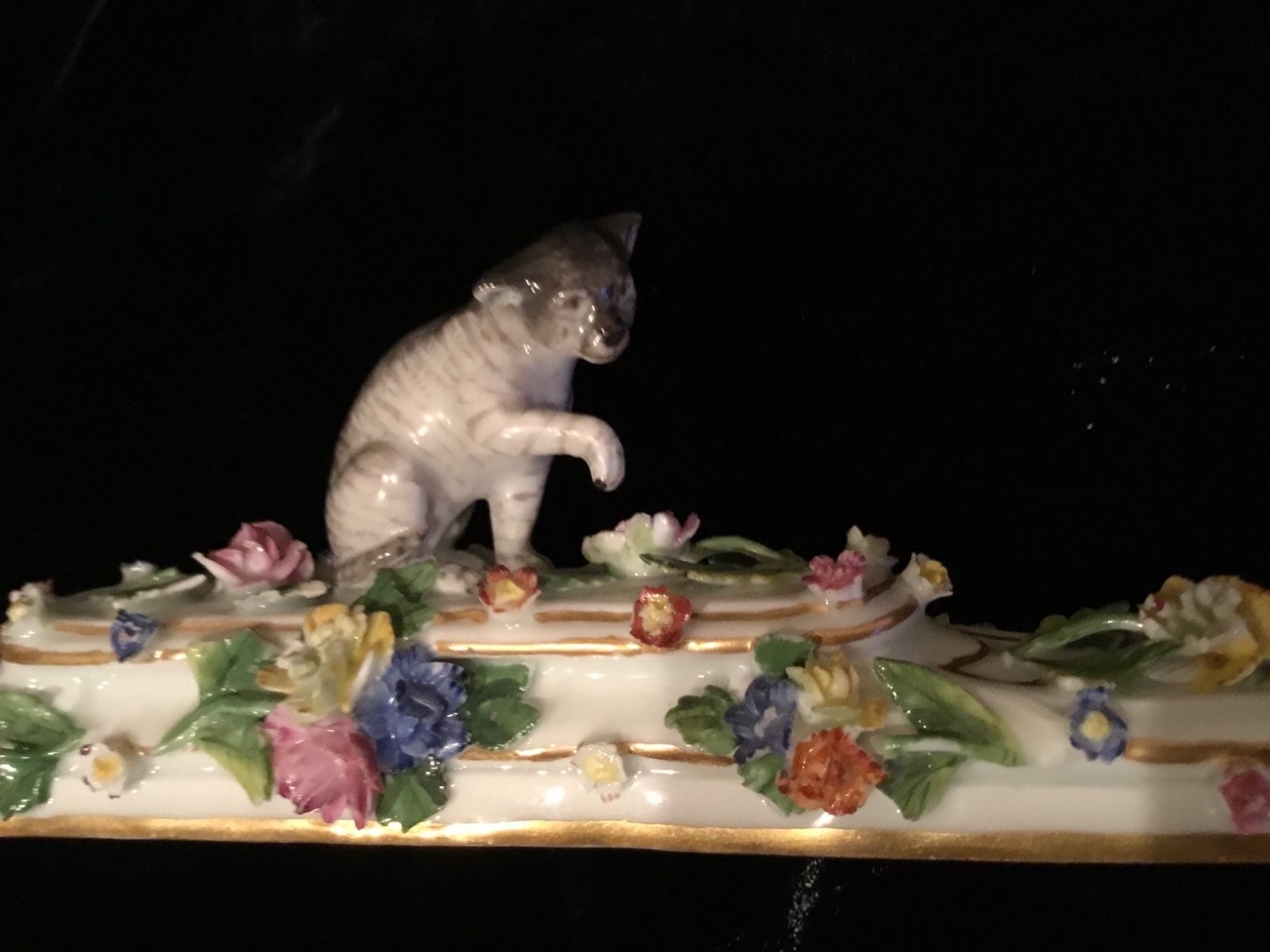 マイセン(MEISSEN)のアップリケ技法のペーパーウェイト猫と花々