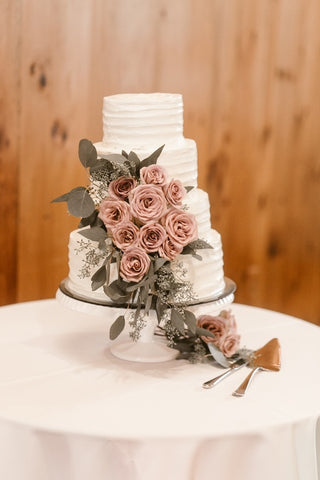 5 Reasons to Choose Roses Mauve roses on wedding cake