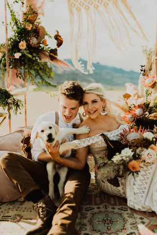FiftyFlowers How To Style Toffee Roses and Possible Alternatives wedding couple in the desert with boho flowers, toffee roses, and popular toffee rose alternatives