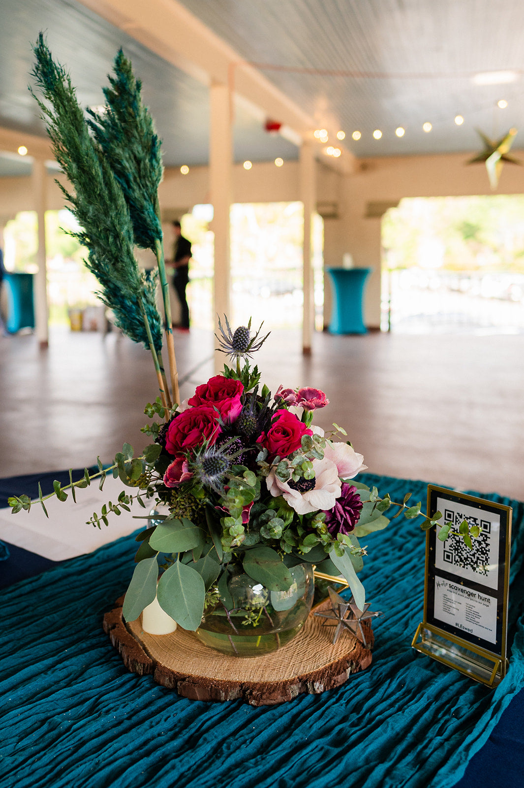 table centerpiece with hot pink flowers