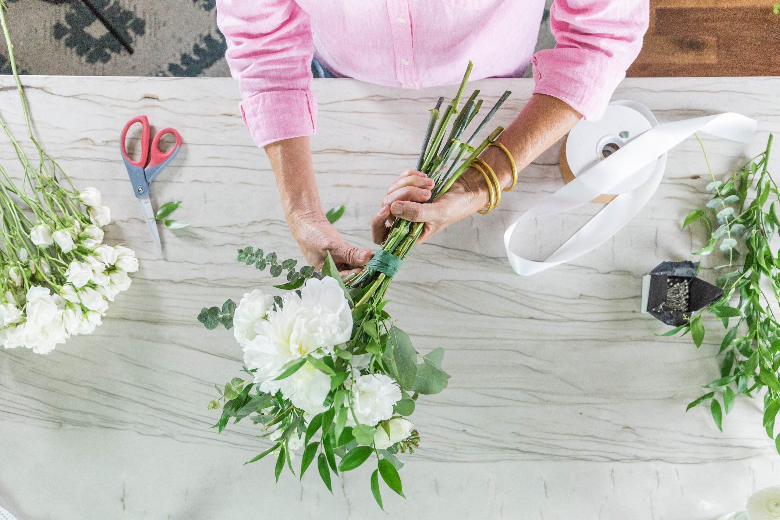 HOW TO CREATE A SIMPLE FLOWER BOUQUET