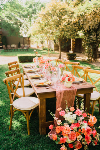 garden party table scape with pink and orange flowers
