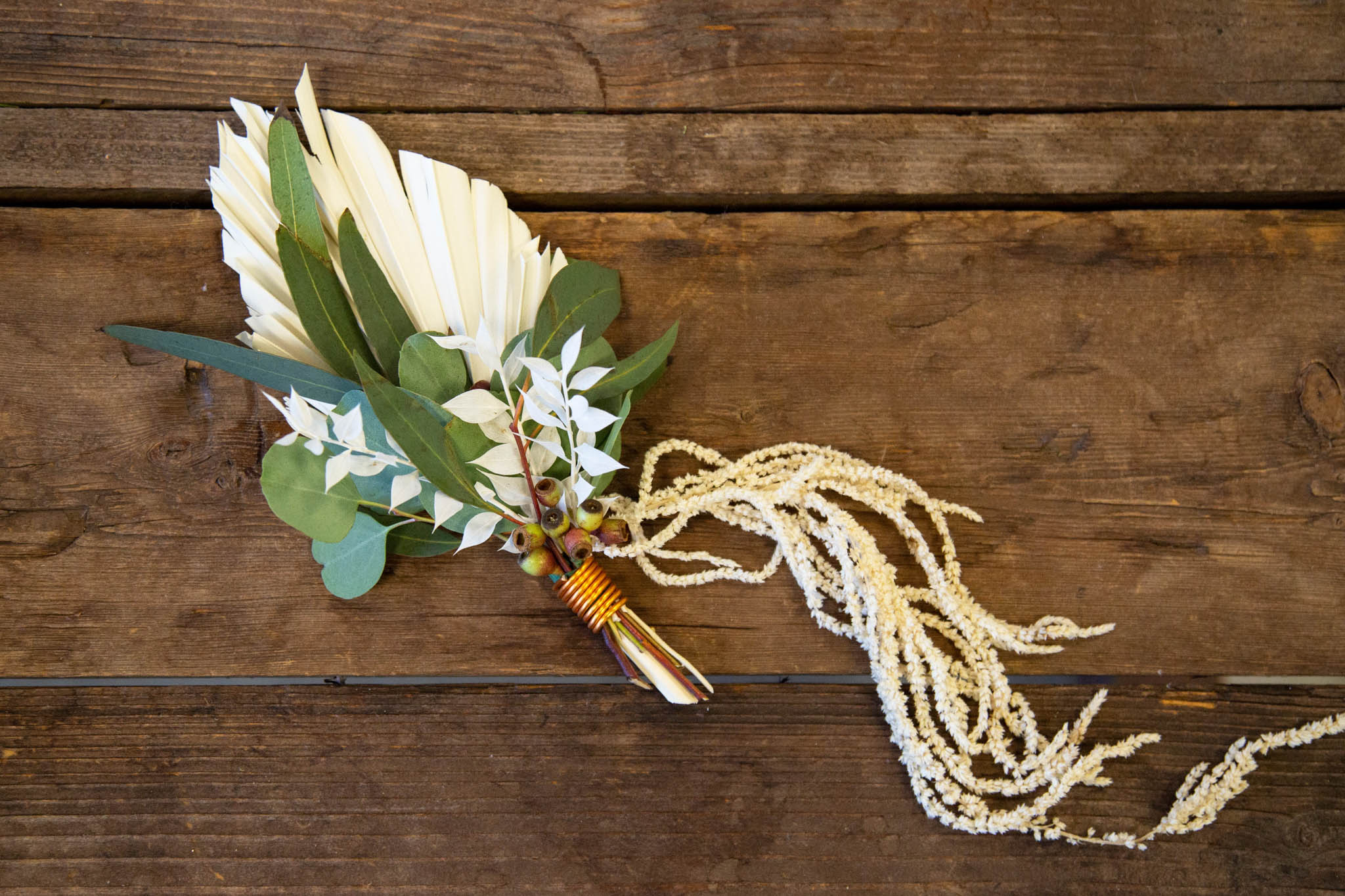 How to make a boutonniere: Example with greenery and dried palm