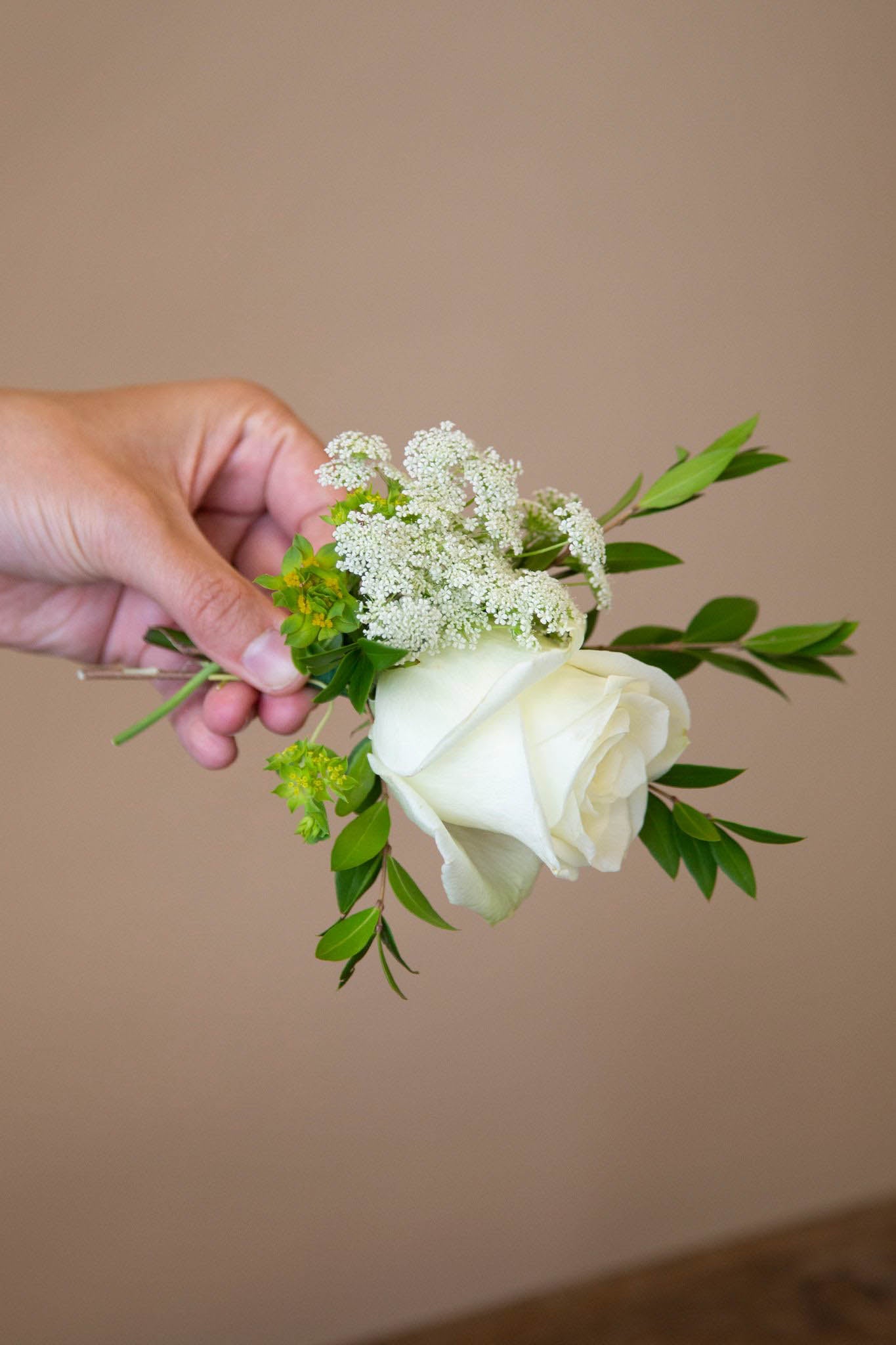 Set of 4 Peony Wrist Corsages for Wedding, Boutonniere for Men Wedding  Corsage Wristlet Mother of Bride and Groom, Prom Flowers Suit Party and  Vintage Wedding Decorations