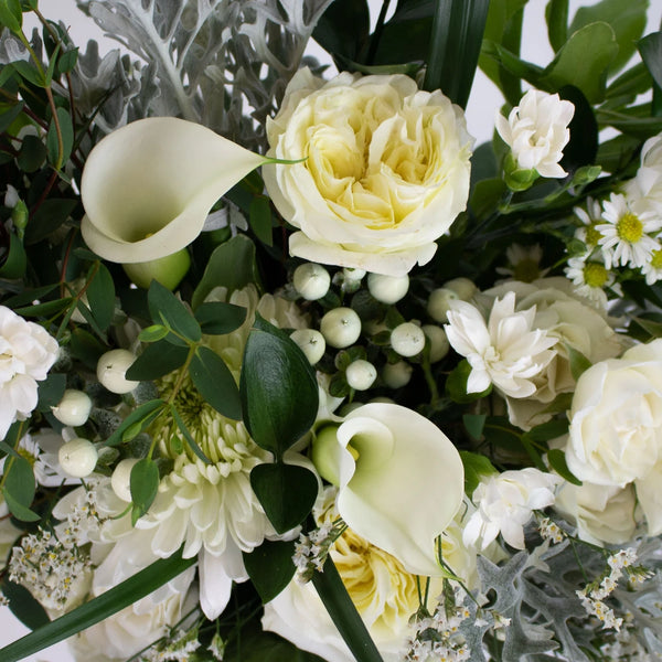https://cdn.shopify.com/s/files/1/0516/8968/5154/files/snowy-days-bouquet-bar-kit-diy-wedding-flower-kit-close-up_a1b2e_600x600.webp?v=1701824643