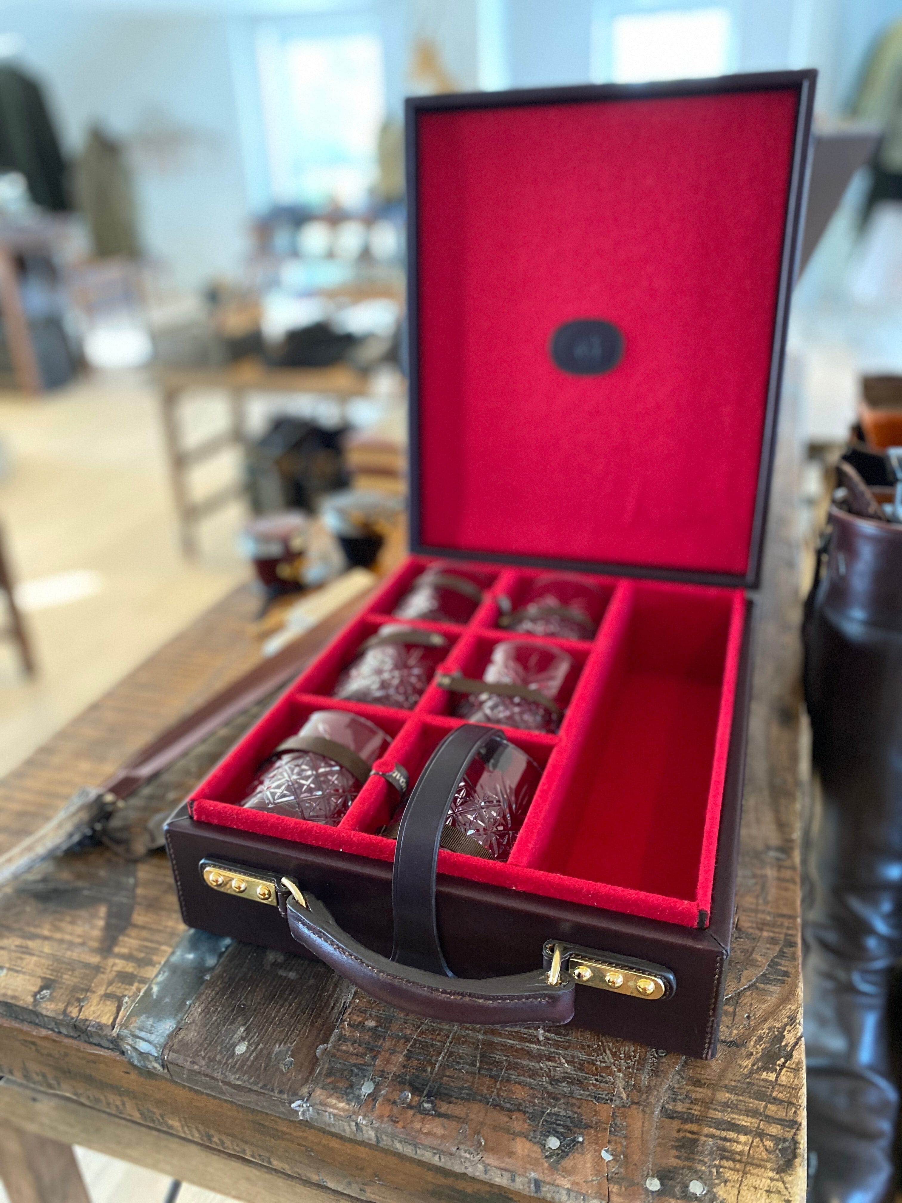 Billede af Læderkuffert med 6 whiskyglas, chokoladebrun/royal red