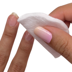 Limpia tus uñas con quitaesmalte antes de aplicar tus stickers para uñas MIASGLAM.