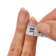 Mide tus uñas con cinta metrica y selecciona la sticker correspondiente