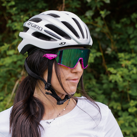 Der Rennradhelm für Damen von Giro ist die perfekte Kombination zur The HAWK