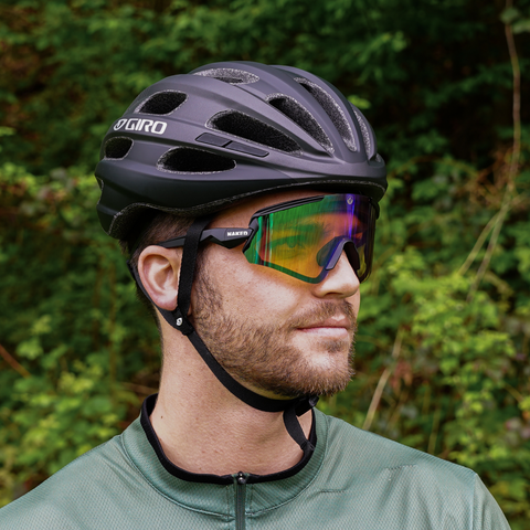 Der Rennradhelm von Giro passt optimal zu der Sportbrille The FALCON