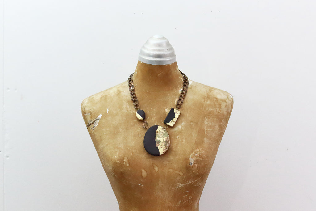 A Washi necklace that nestles gently.