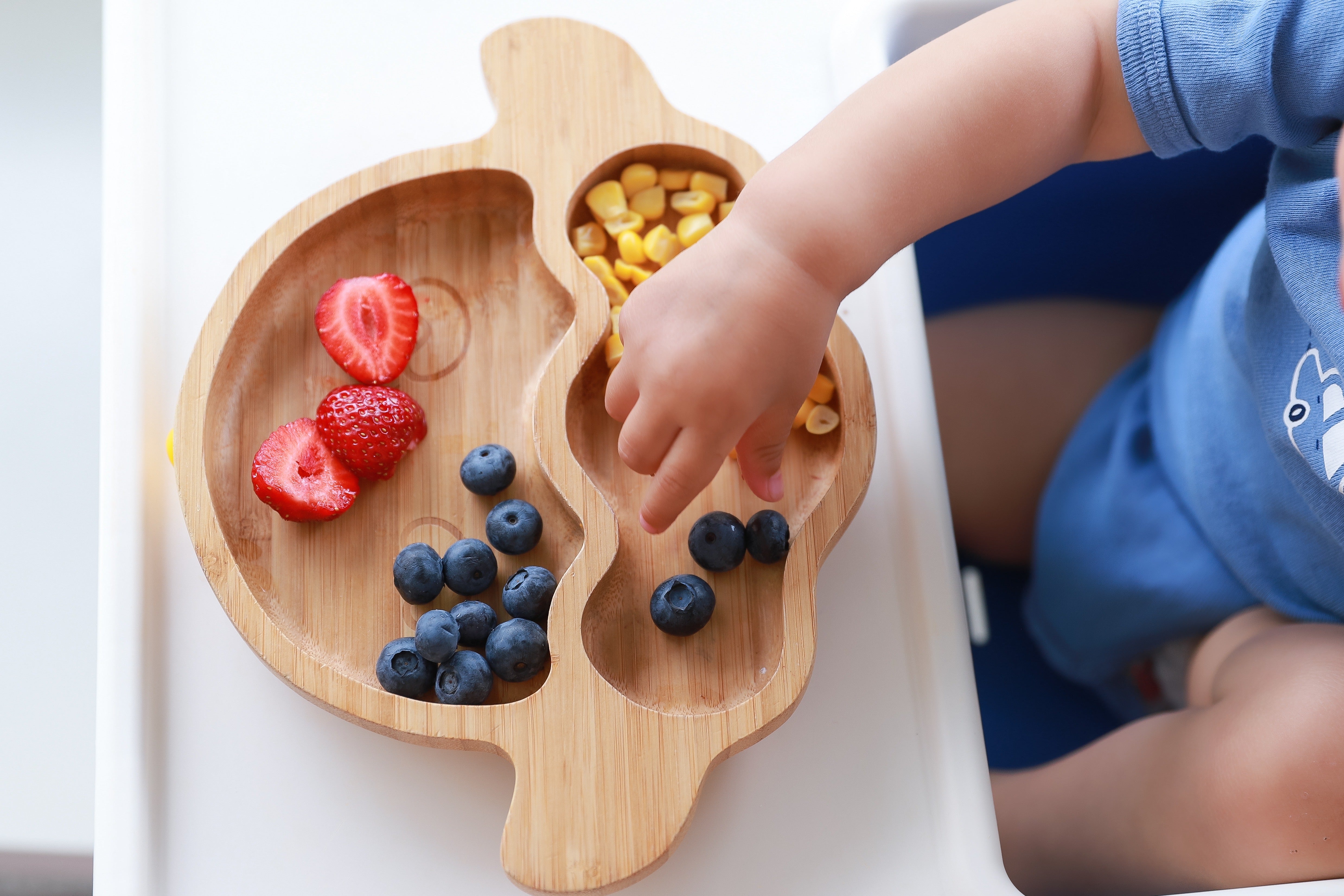 child-eating-healthy-foods