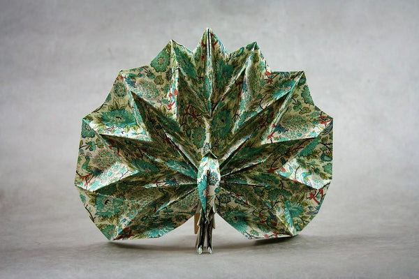 Paon en origami plié par Pierre-Yves Gallard