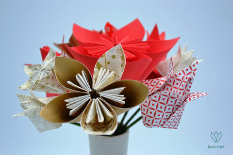 Bouquet de fleurs rouges, blanches et dorées en papier origami