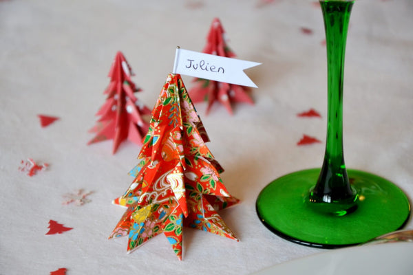 Marque-place en origami en forme de sapin