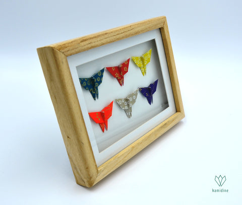 Cadre avec des papillons colorés en origami