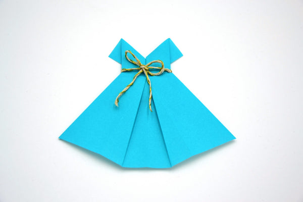 Robe en origami bleue turquoise avec un petit ruban beige et doré