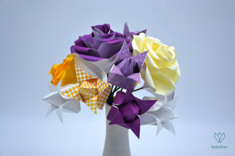 Bouquet de fleurs violettes et jaunes en papier origami