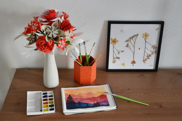 Bouquet en papier japonais rouge et un pot à crayon assorti