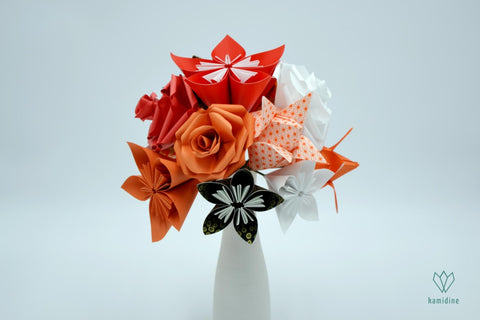 Bouquet de fleurs oranges, blanches et noires en papier origami