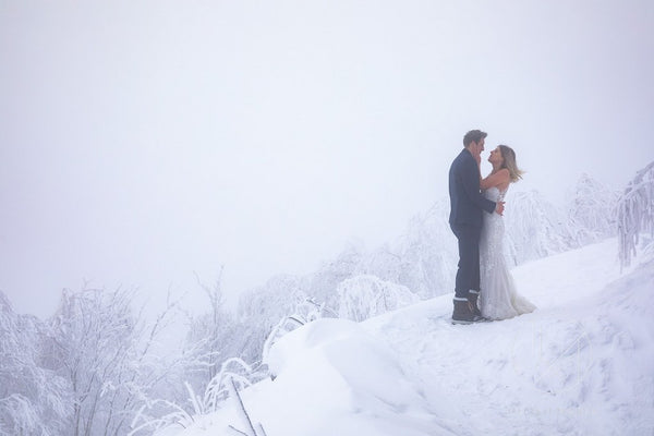 Des mariés enlacés dans la neige des Vosges