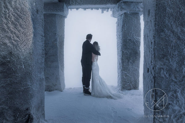 Des mariés enlacés dans la neige des Vosges