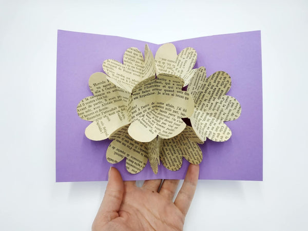 carte pop-up violette et avec du papier roman