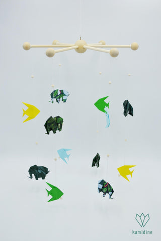 mobile bébé avec des éléphants et des poissons en papier origami