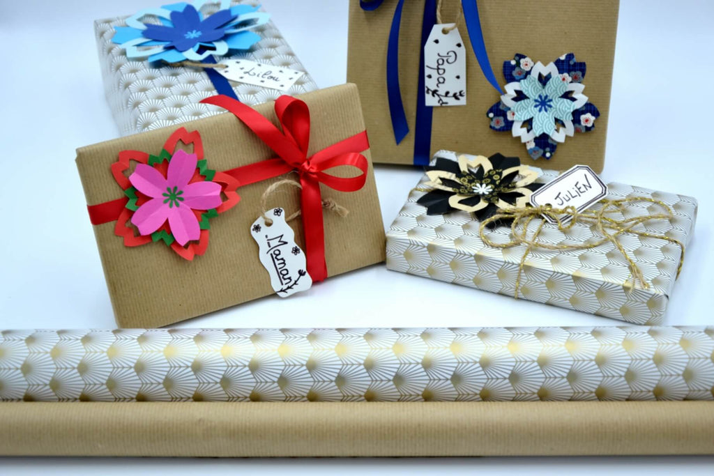 papier cadeau et papier kraft avec des cadeaux derrière