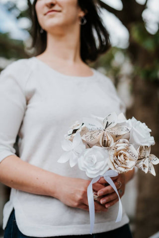 bouquet de fleurs en papier à musique