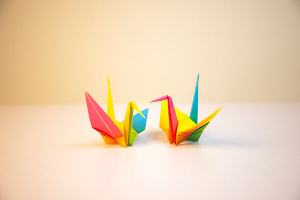 deux grues colorées en origami