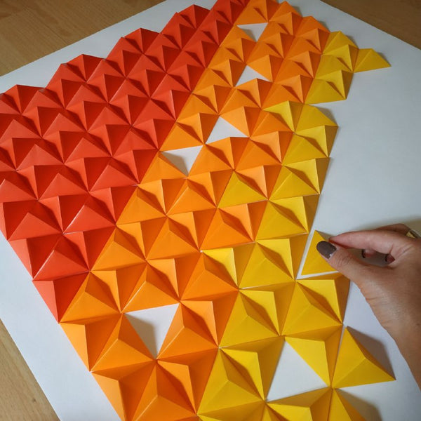 Cadre composé de pyramides en papier origami