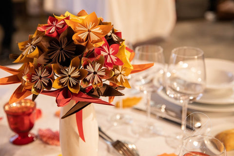 Bouquet de fleurs en papier origami aux couleurs d'automne pour une jolie décoration de table