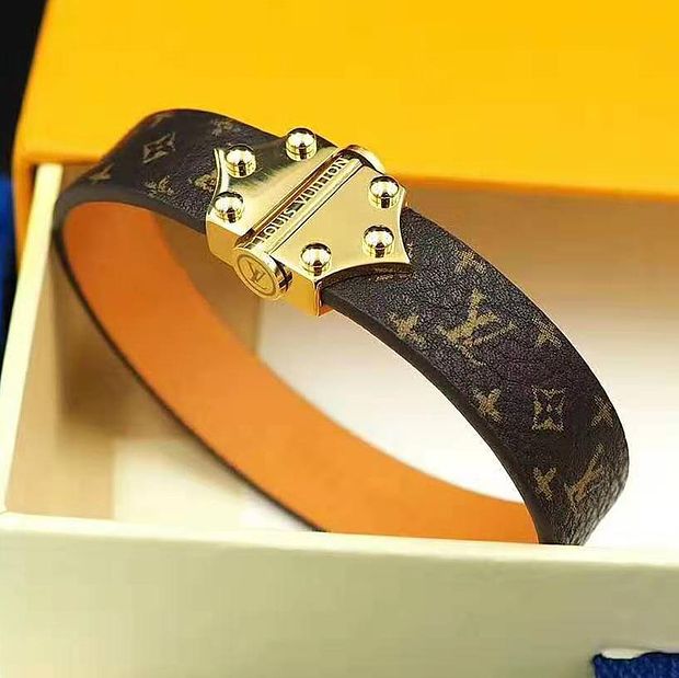 LV Louis Vuitton Newest Popular Couple Personality Leather Buckle Bracelet Hand Catenary