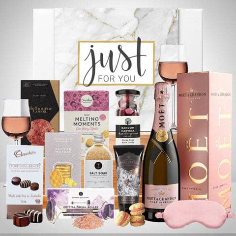 Deluxe Pamper With Moet Rose Product